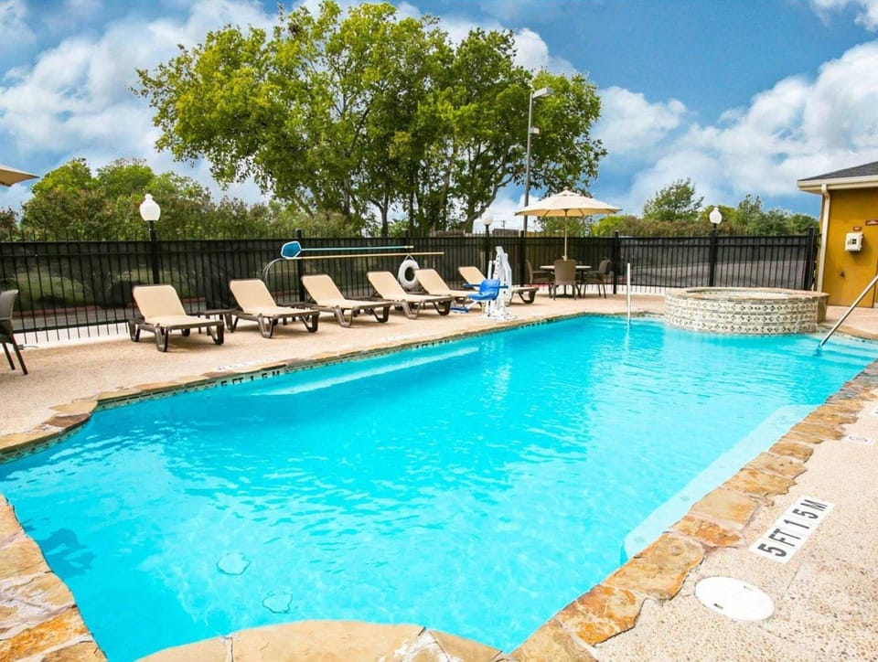 Swimming pool [outdoor]