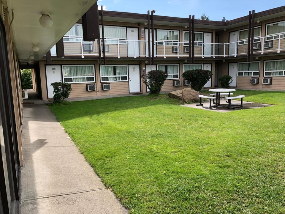 Travellers Inn Motel in Calgary