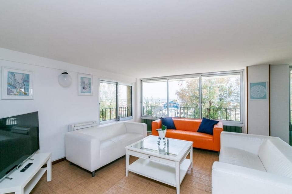 Shared lounge/TV area