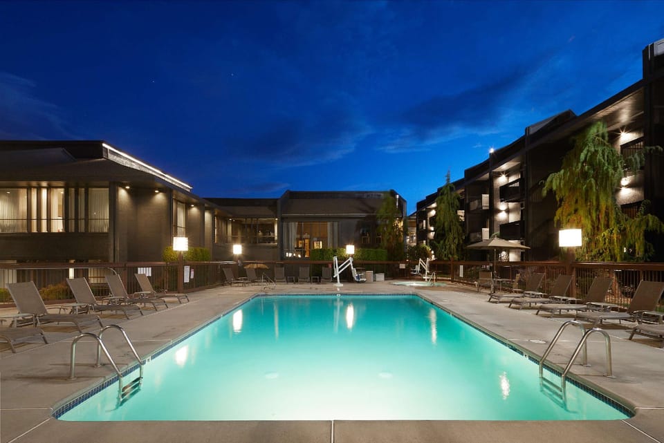 Swimming pool [outdoor]