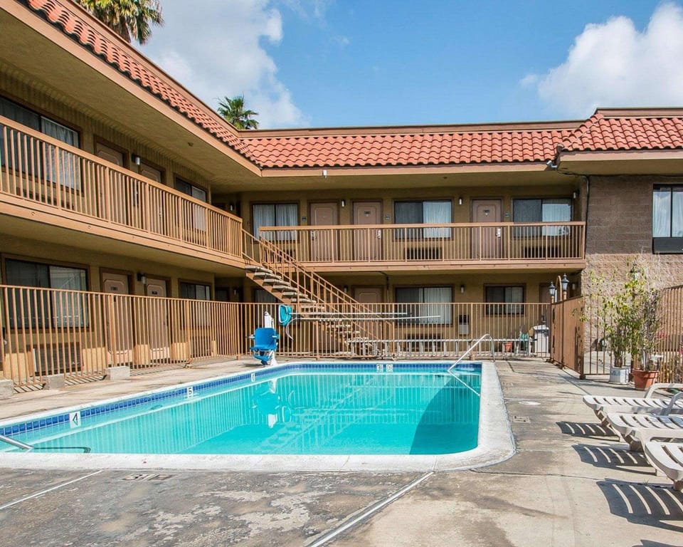 Swimming pool [outdoor]