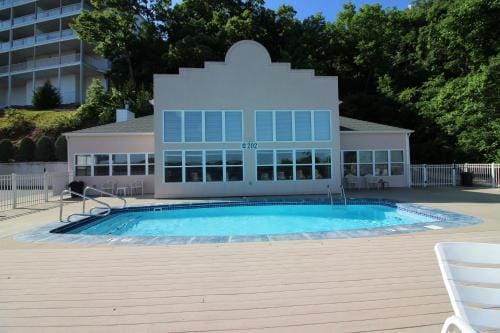 Lake Ozarks Get Away Topsider Hotel in Lake of the Ozarks