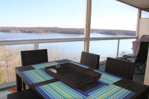 Lake Ozarks Get Away Topsider Hotel in Lake of the Ozarks
