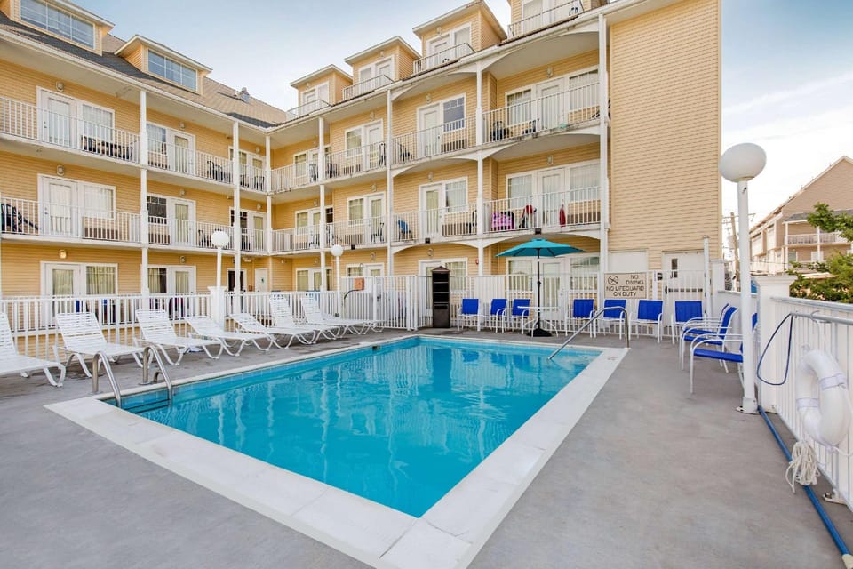 Swimming pool [outdoor]
