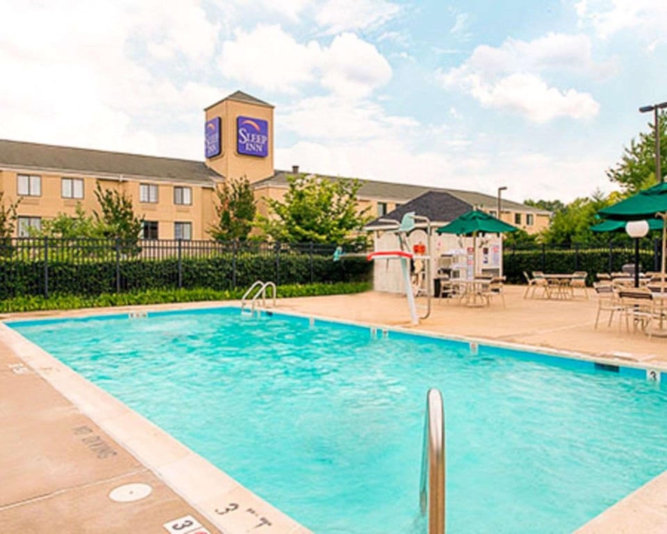 Swimming pool [outdoor]