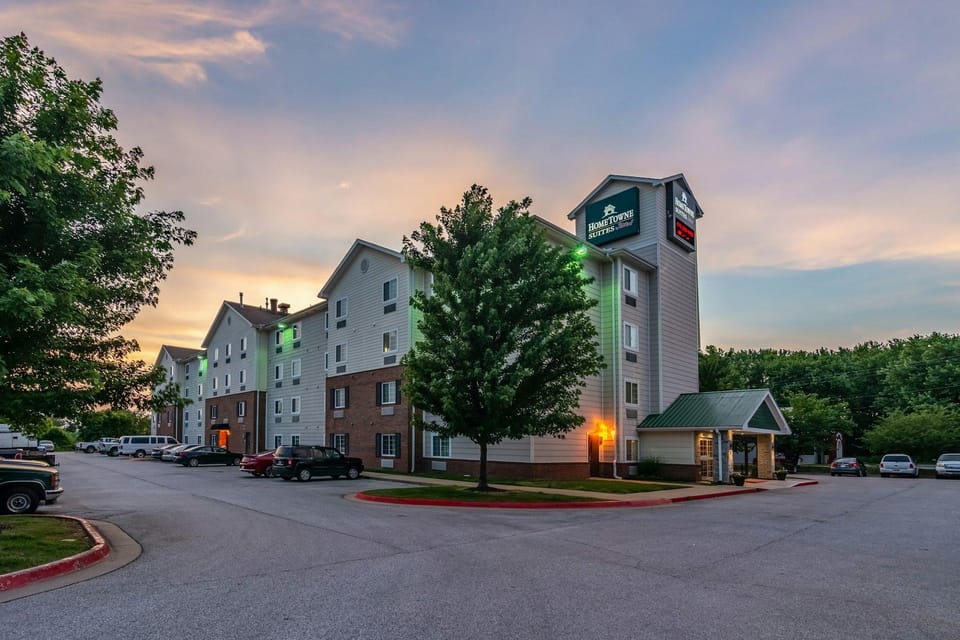 HomeTowne Studios & Suites Bentonville Hotel in Rogers