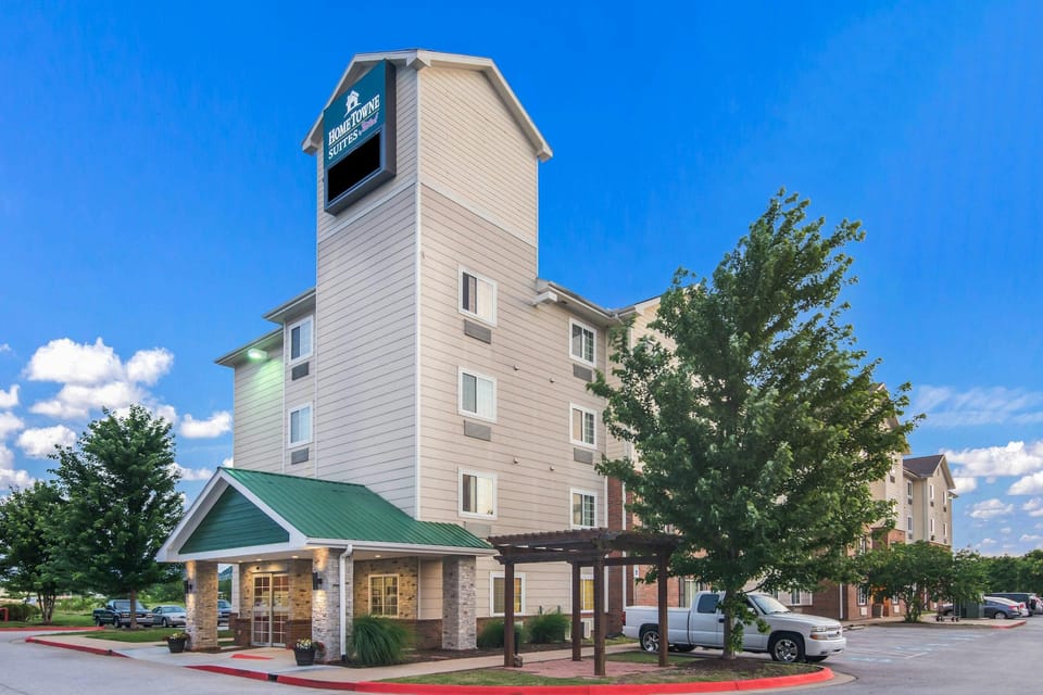 HomeTowne Studios & Suites Bentonville Hotel in Rogers