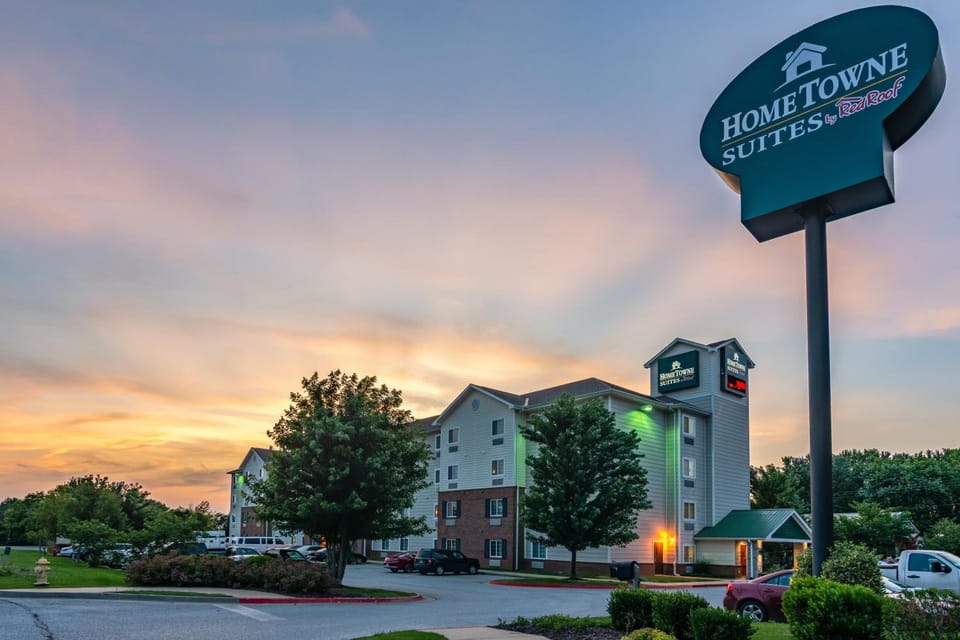 HomeTowne Studios & Suites Bentonville Hotel in Rogers