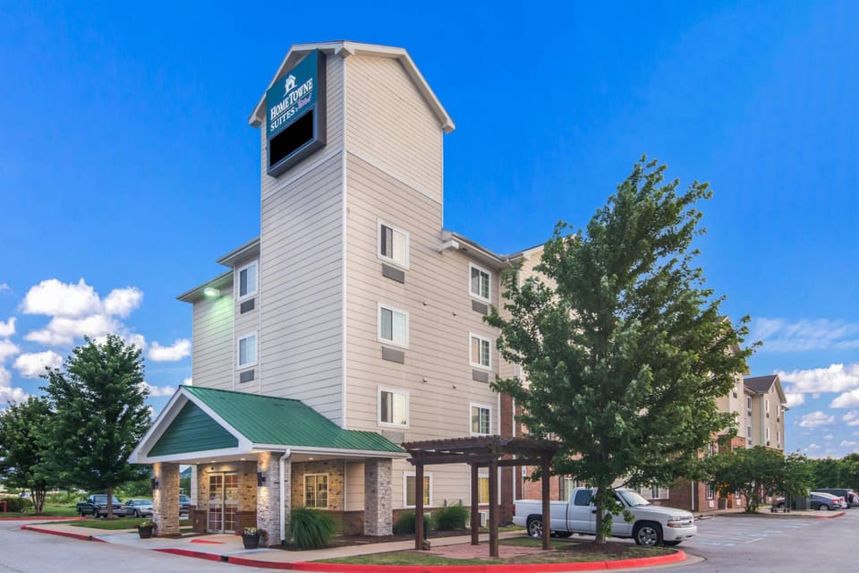 HomeTowne Studios & Suites Bentonville Hotel in Rogers
