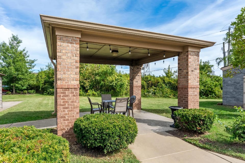 Suburban Studios Clarksville-Louisville North Hotel in Clarksville