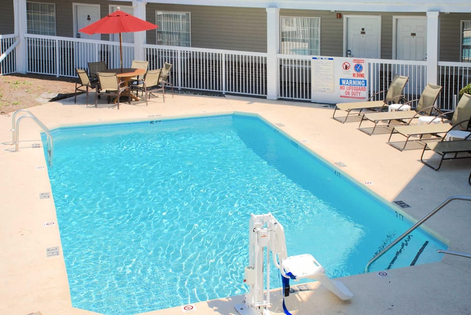 Swimming pool [outdoor]