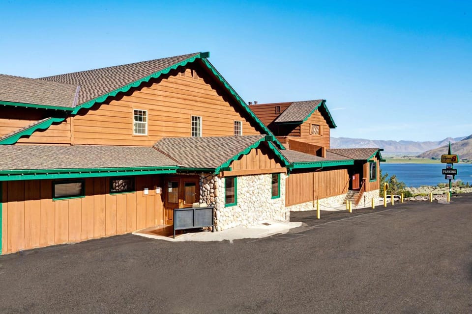 Topaz Lodge Hotel in Sierra Nevada