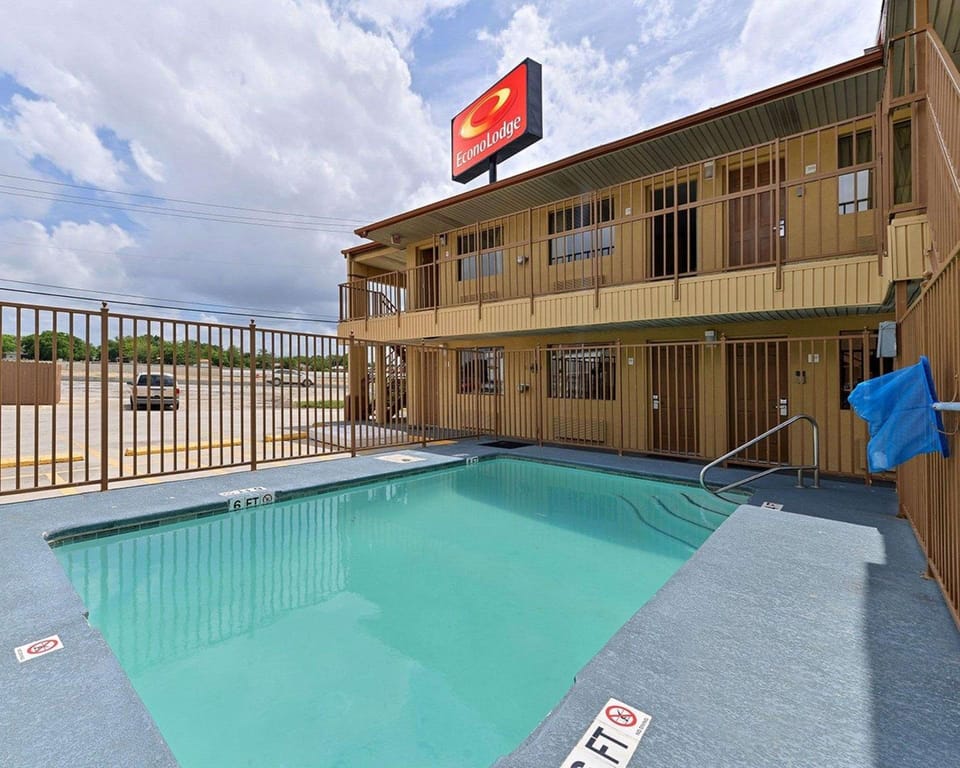 Swimming pool [outdoor]
