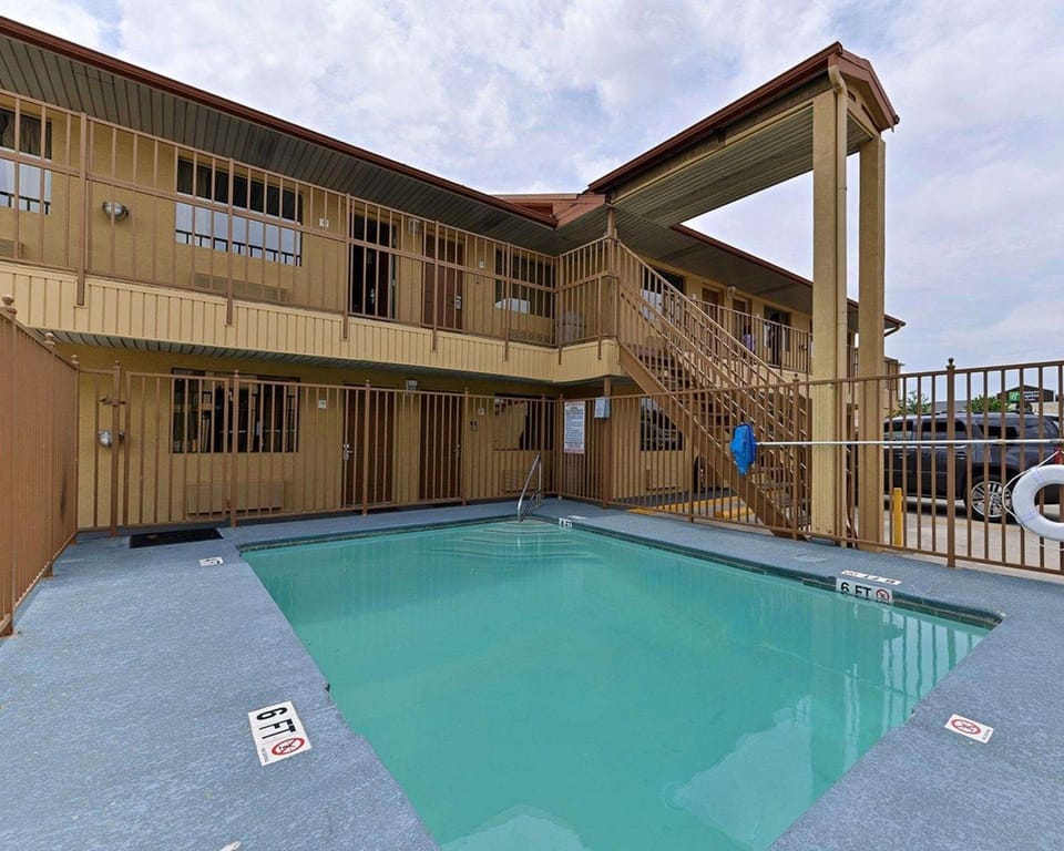 Swimming pool [outdoor]