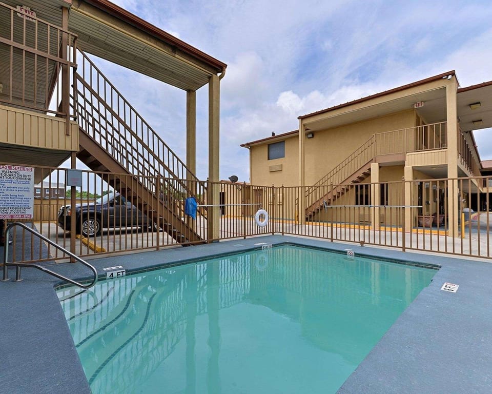 Swimming pool [outdoor]