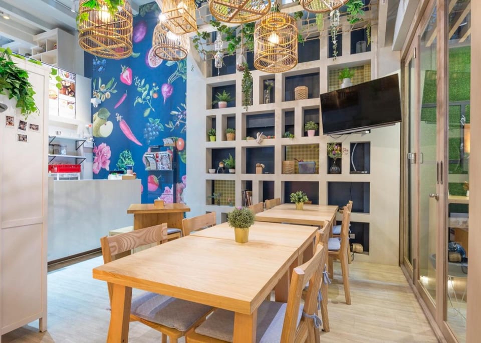 Kinnon Deluxe Hostel Coworking Cafe Hostel in Bangkok