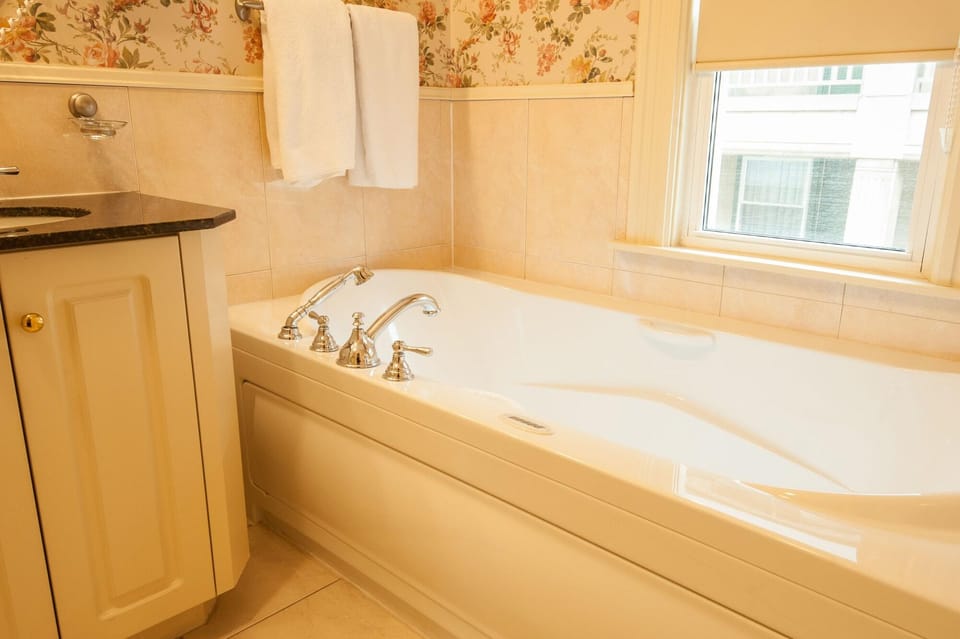 Dundee Arms Inn Inn in Charlottetown