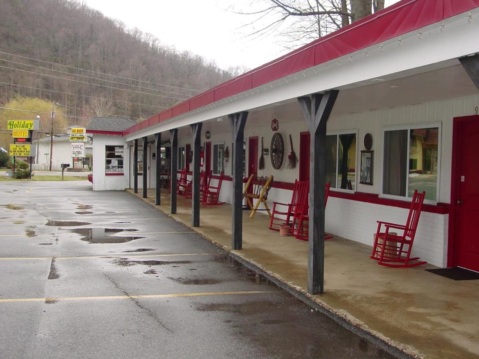 A Holiday Motel - Maggie Valley Motel in Maggie Valley