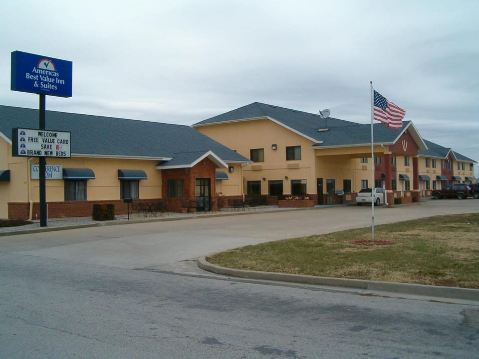 Americas Best Value Inn & Suites Nevada Hotel in Ozark Mountains