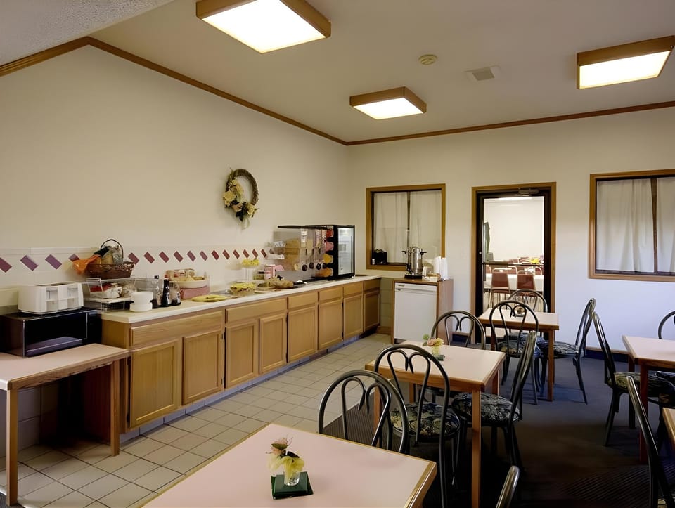 Americas Best Value Inn & Suites Nevada Hotel in Ozark Mountains