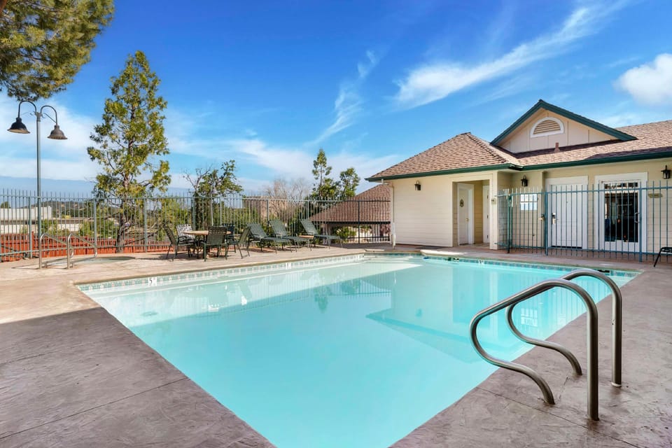 Best Western Cedar Inn & Suites Hotel in Angels Camp