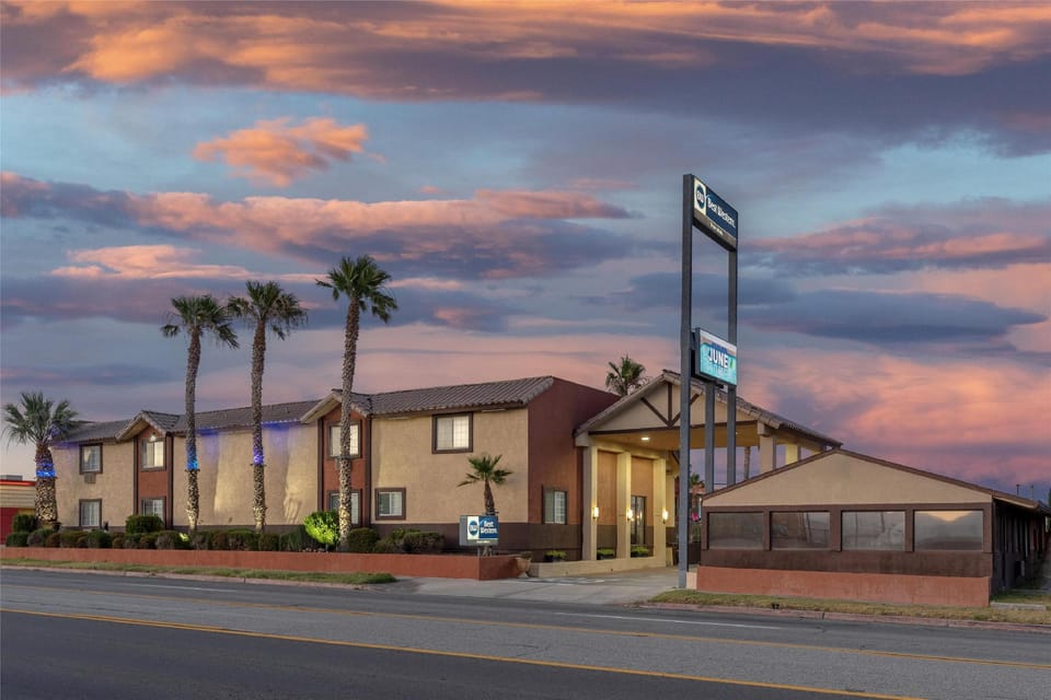 Best Western Desert Winds Hotel in Sierra Nevada