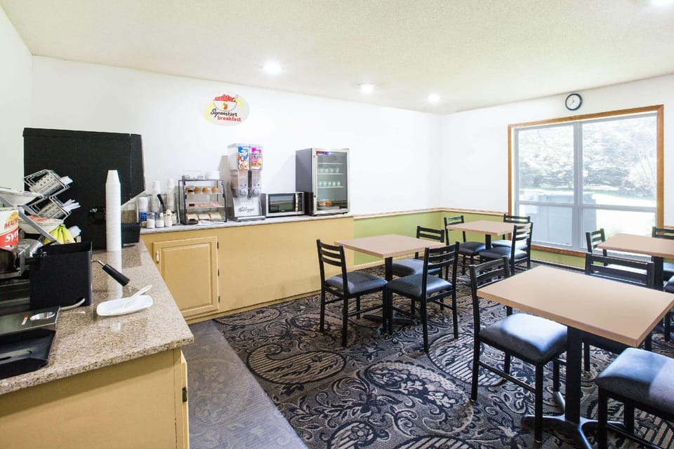 Super 8 By Wyndham Williams Hotel in Iowa