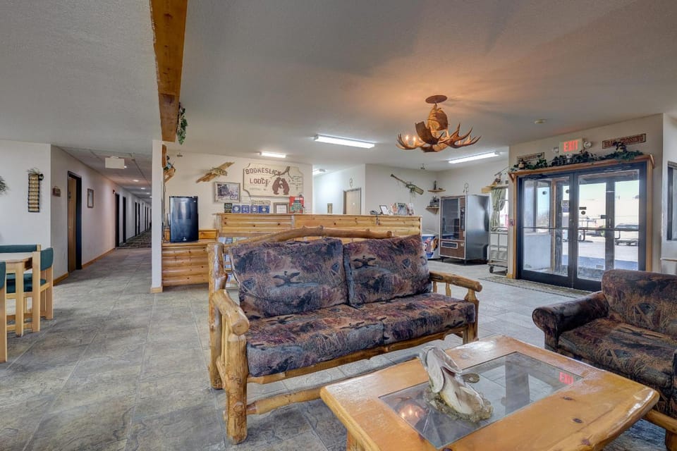 Booneslick Lodge - Neosho Motel in Ozark Mountains