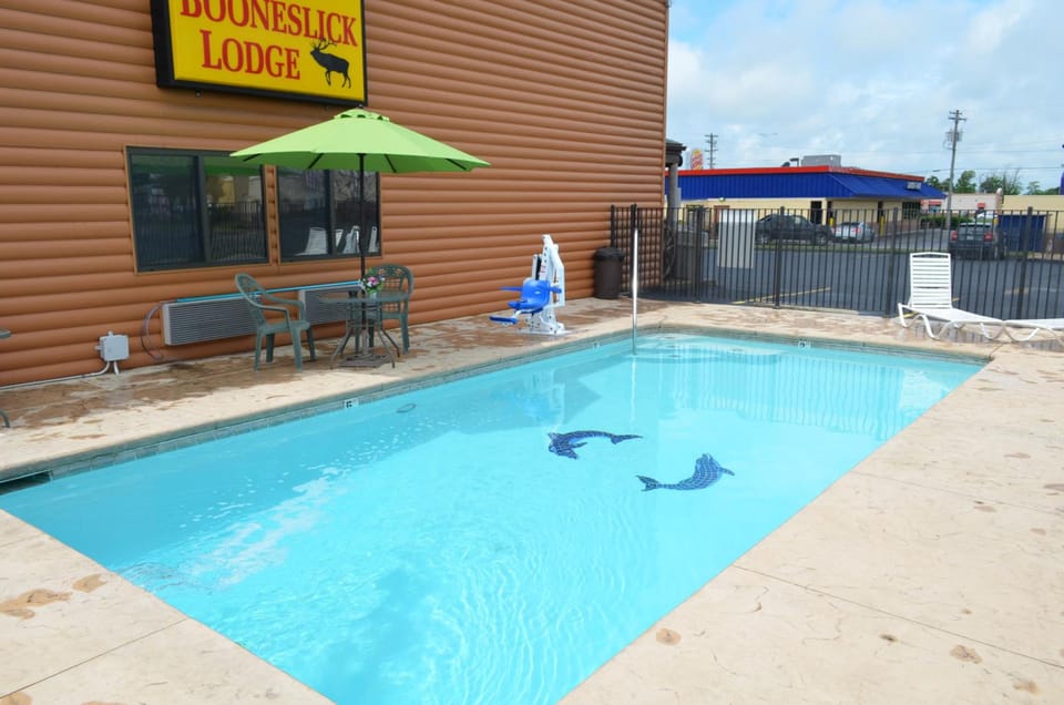 Booneslick Lodge - Neosho Motel in Ozark Mountains