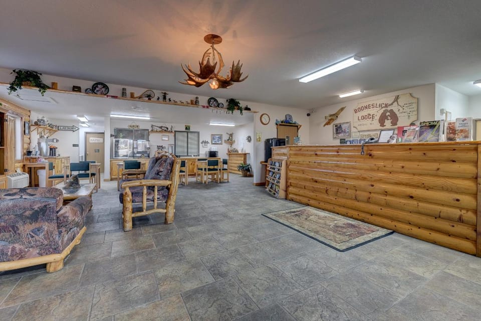 Booneslick Lodge - Neosho Motel in Ozark Mountains