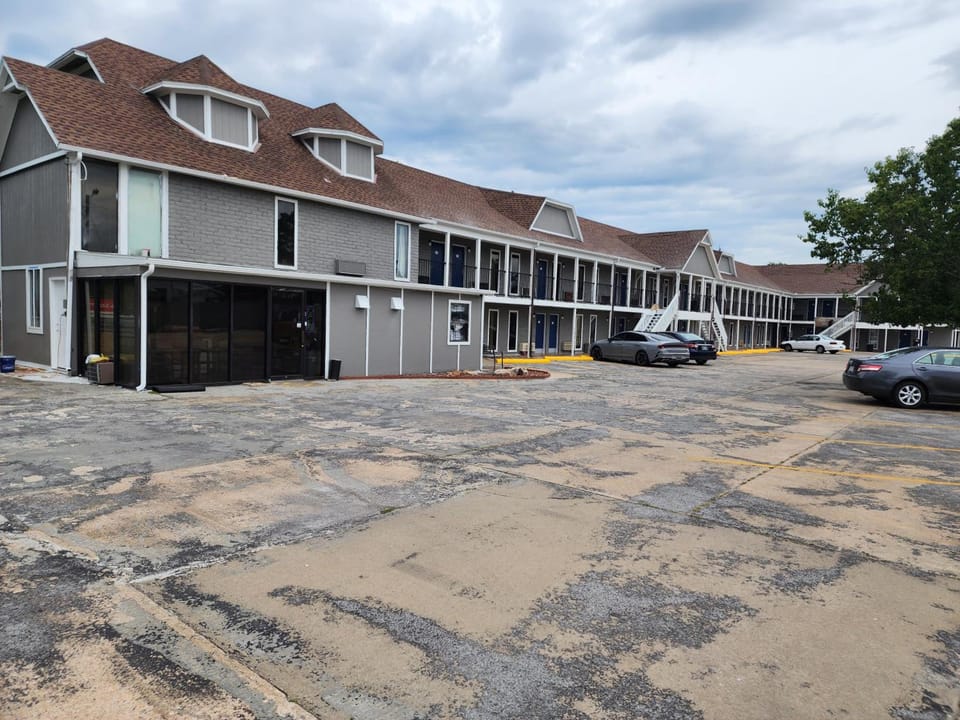 Carthage Inn Motel in Ozark Mountains