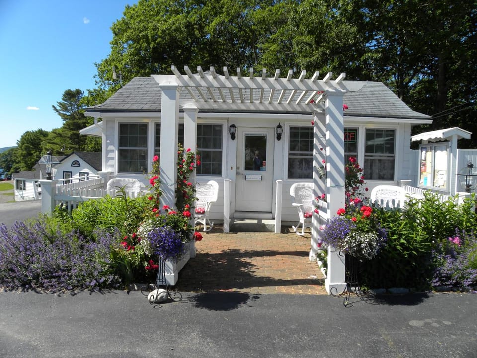 Colonial Gables Oceanfront Village Lodge in Belfast