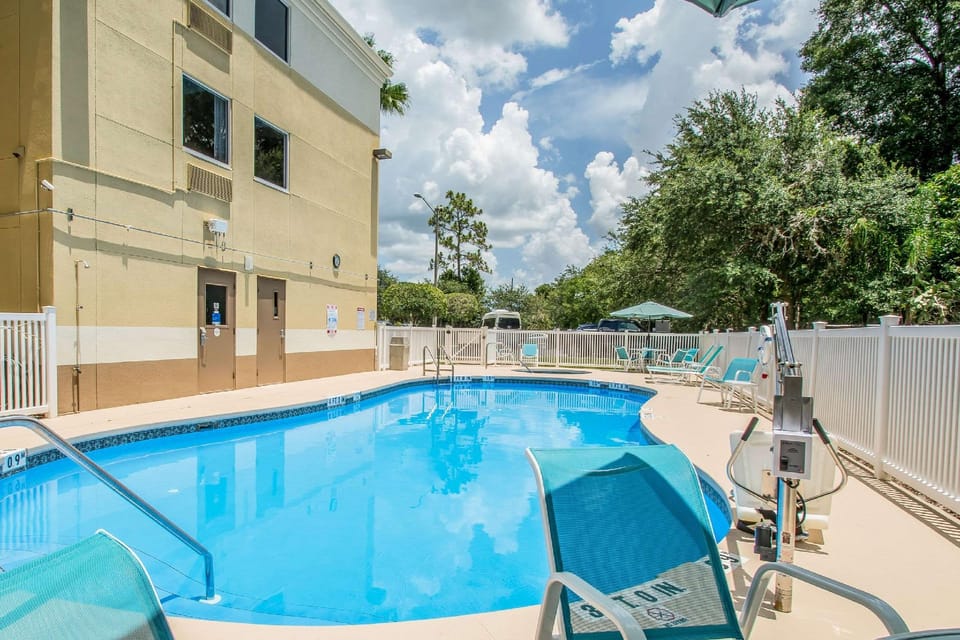 Swimming pool [outdoor]