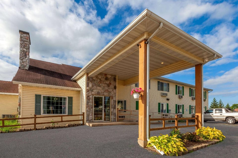 Super 8 by Wyndham Berlin WI Lodge in Wisconsin