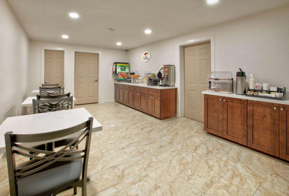 Super 8 by Wyndham Victoria / South / Hwy 59 Inn in Victoria