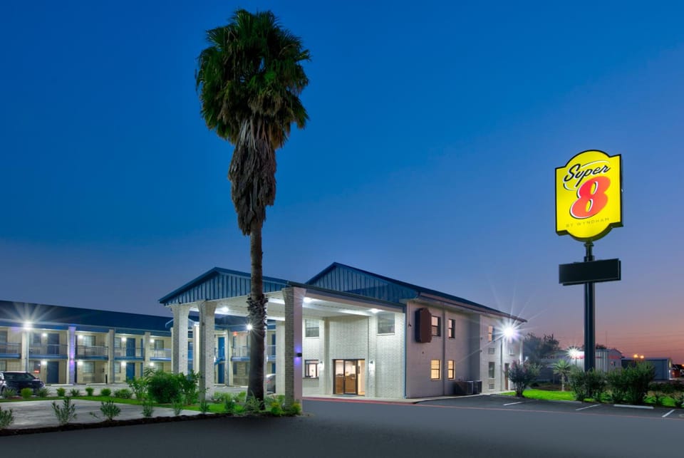Super 8 by Wyndham Victoria / South / Hwy 59 Inn in Victoria