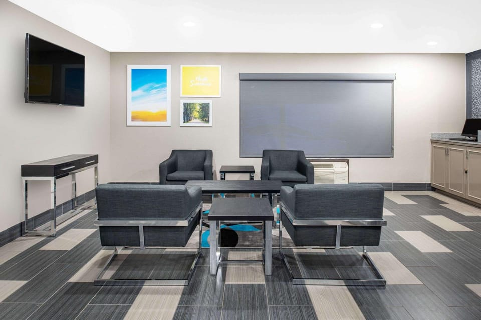 Days Inn by Wyndham Carthage Hotel in Ozark Mountains