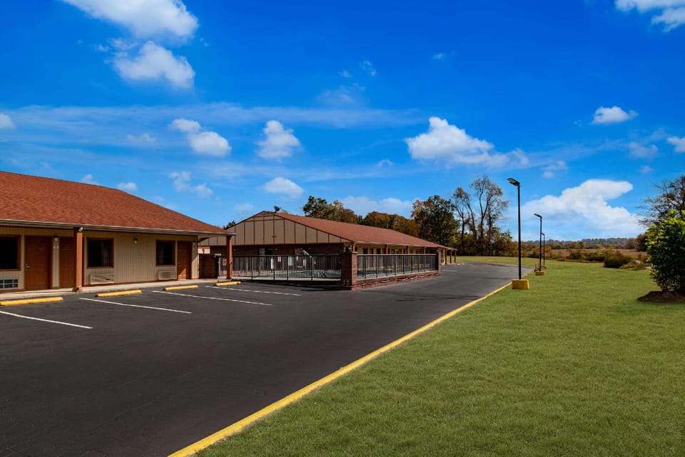 Econo Lodge Cornersville I-65 Hotel in Tennessee