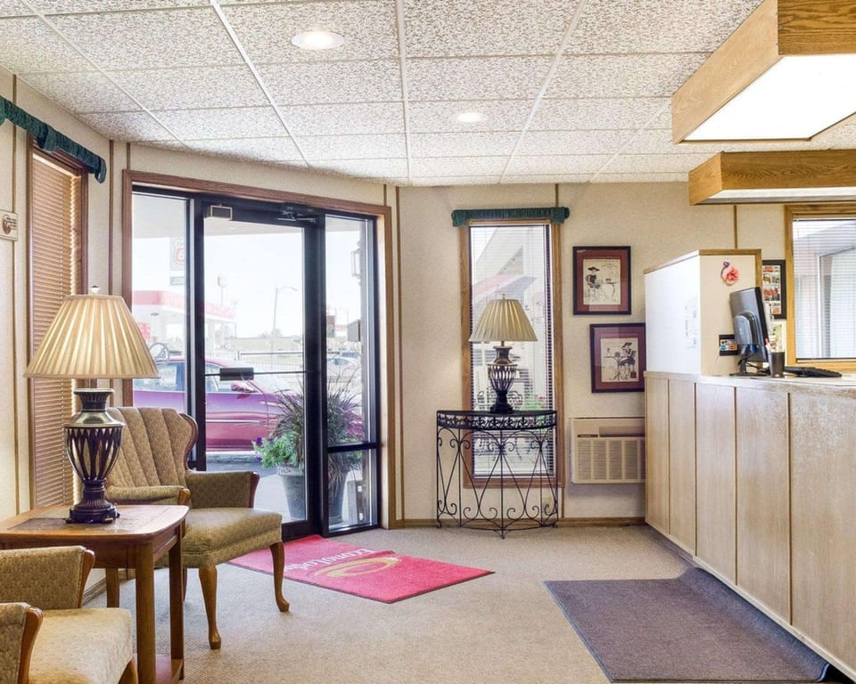 Econo Lodge Wall Hotel in Pennington County