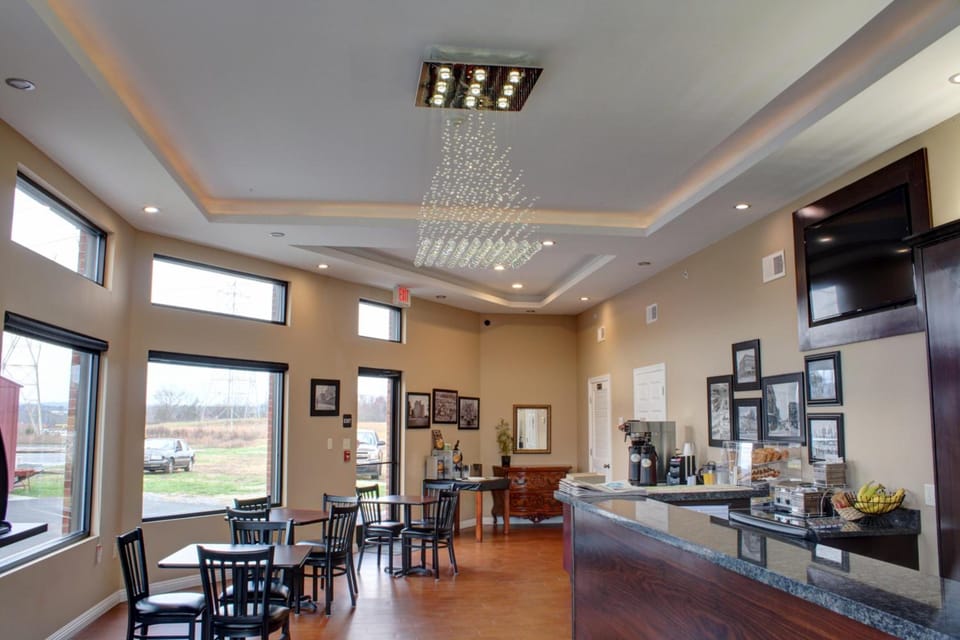 Luxbury Inn & Suites Motel in Maryville