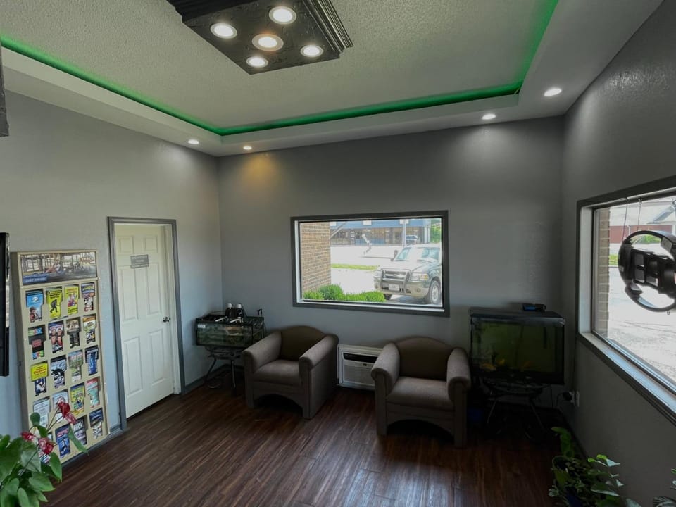 Royal Inn & Suites Motel in Ozark Mountains