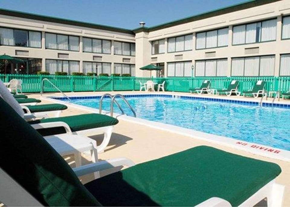 Swimming pool [outdoor]
