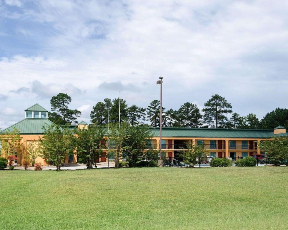 Quality Inn Louisville MS Hotel in Mississippi