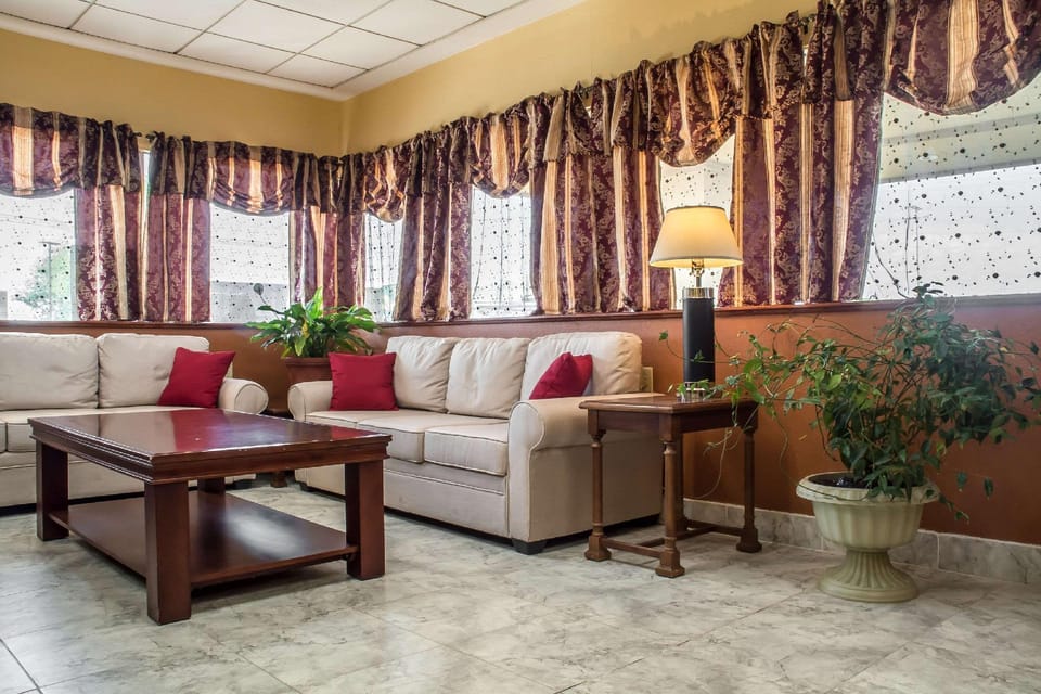 Ramada by Wyndham Rome/Verona Hotel in Adirondack Mountains