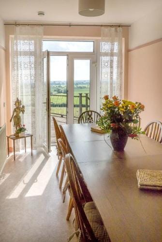 Healing Waters Sanctuary for Exclusive Private Hire and Self Catering Board, Vegetarian, Alcohol & W Hotel in Glastonbury