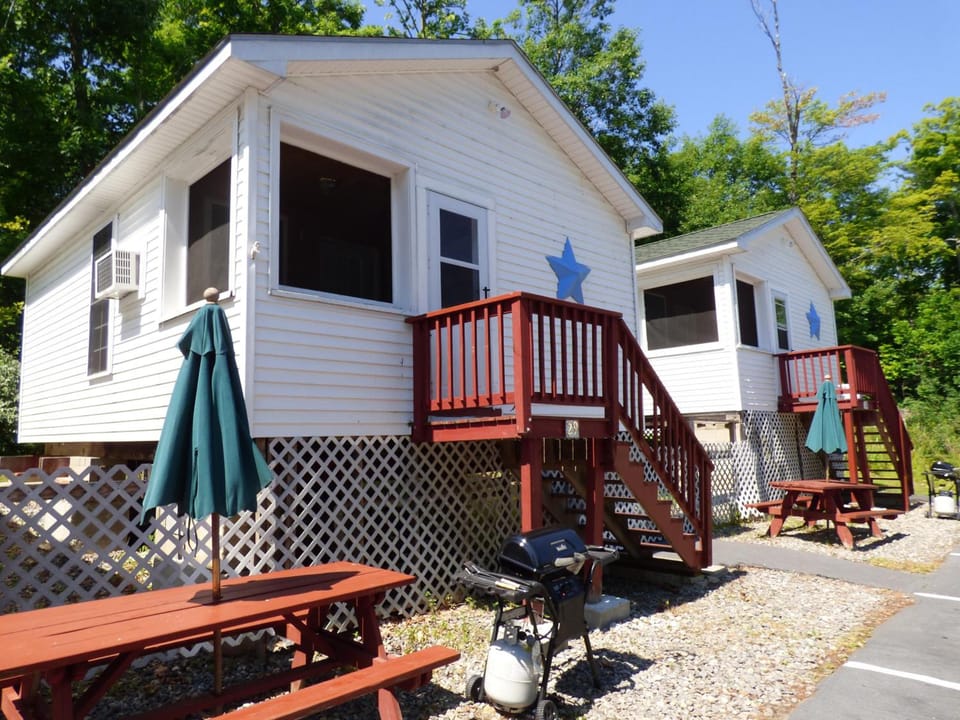 Weirs Beach Motel & Cottages Motel in Weirs Beach