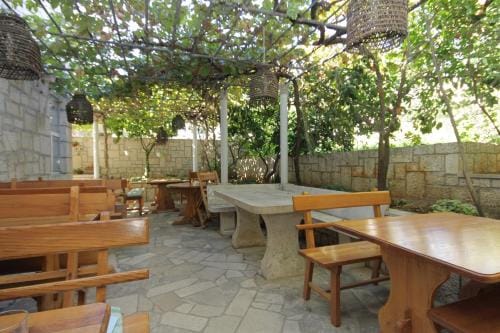 Apartments and rooms by the sea Lumbarda, Korcula - 9305 Hotel in Dubrovnik-Neretva County