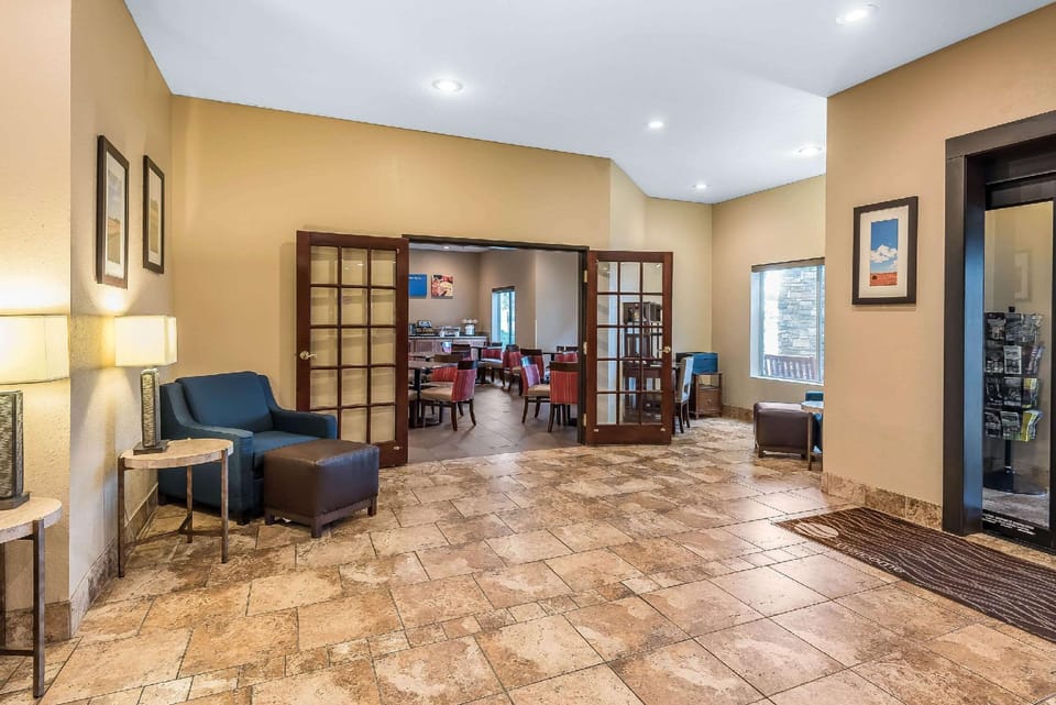 Comfort Inn & Suites Pittsburg KS Hotel in Ozark Mountains