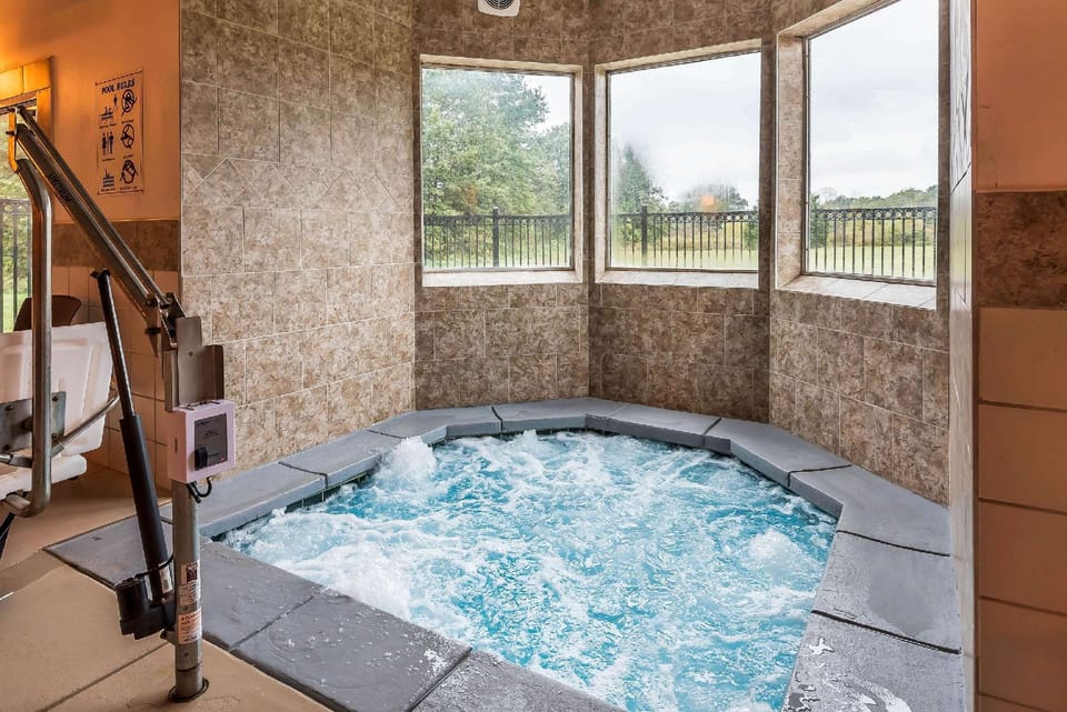 Comfort Inn & Suites Pittsburg KS Hotel in Ozark Mountains