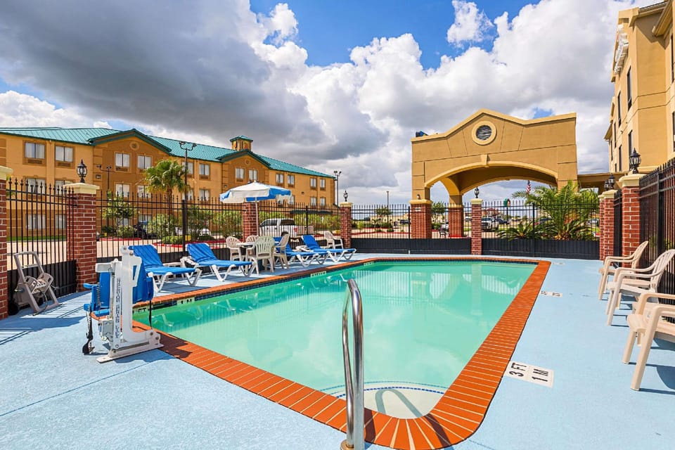 Swimming pool [outdoor]